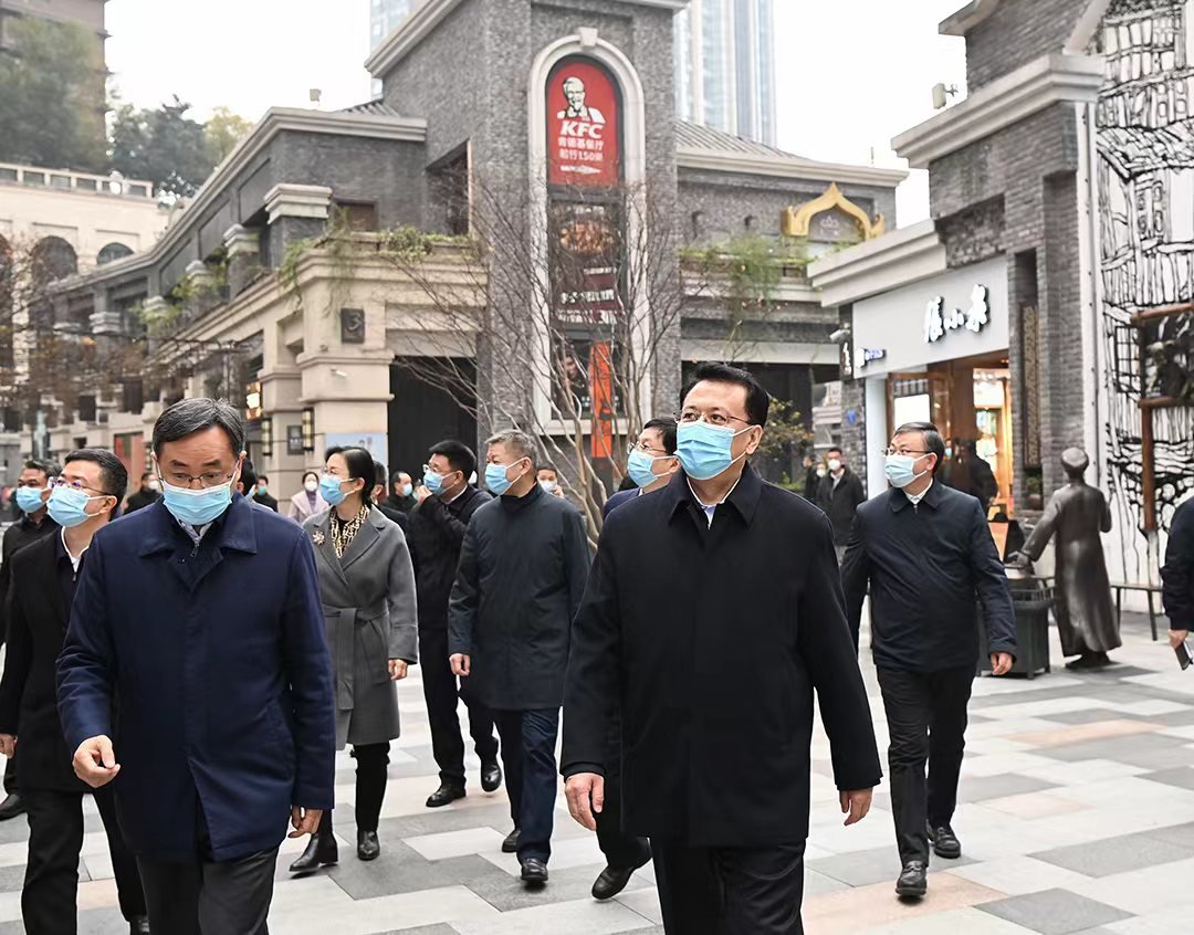 12月12日下午，在南岸区弹子石老街，重庆市委书记袁家军沿街而行，实地考察街巷风貌。苏思 摄/视觉重庆