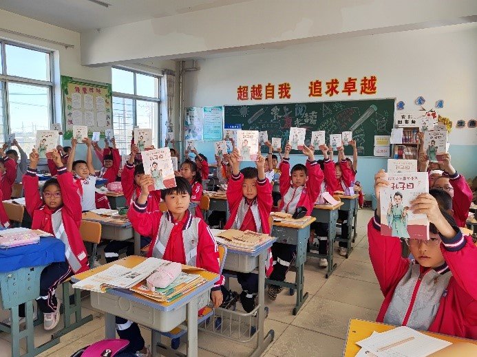 合作学校的同学们收到了孟琢老师的赠书《孔子曰》