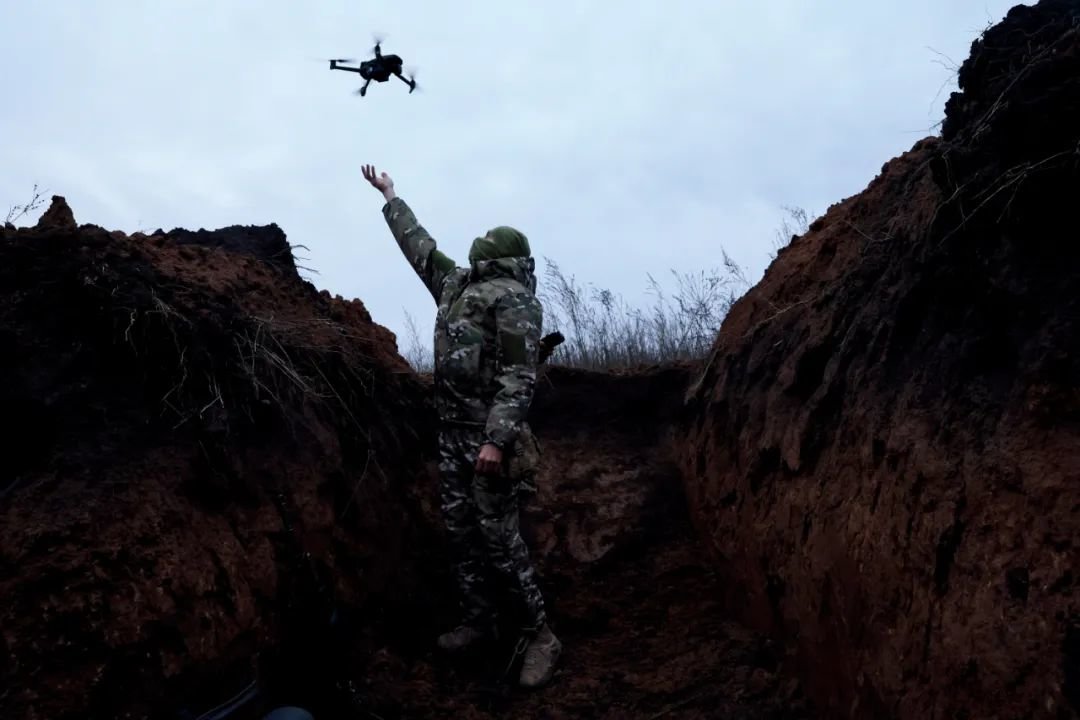 11月25日，乌克兰巴赫穆特，乌克兰士兵对无人机进行测试。图/澎湃影像
