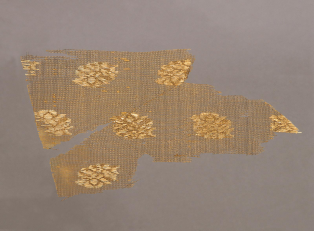 【粧金纱&middot;元代&middot;漳县汪世显家族墓出土】该墓葬中同时出土了许多元代的高级丝织品。此件粧金纱就是其中高级缎纹织物的一种。如棕色团花粧金缎、粧金或银天马纹缎、粧银簇花文缎等等。它不仅是罕见的早期缎物标本，而且花色品种很多，非常珍贵。