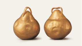 【金鐻&middot;汉代&middot;武威市雷台汉墓出土】高4.2厘米，呈梨形，上部有环，为汉代少数民族的配饰。