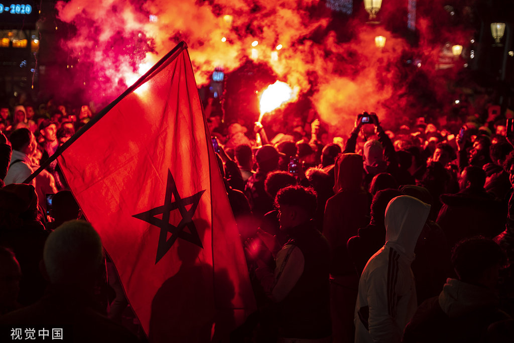 世界各地，都是狂欢庆祝的摩洛哥球迷。