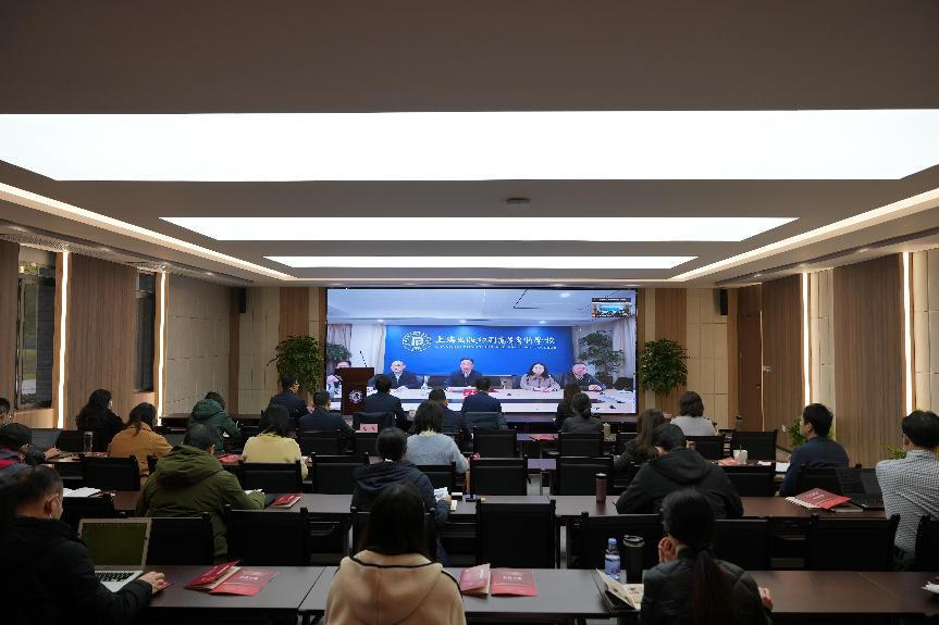 上海出版印刷高等专科学校党委书记顾春华在线上主持开幕式