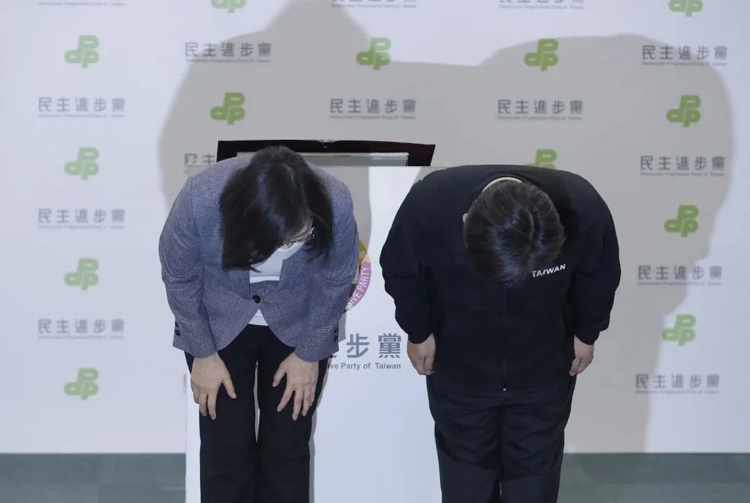 ▎2022年11月26日,台湾台北,蔡英文宣布辞去民进党党主席职务后鞠躬。图源:视觉中国