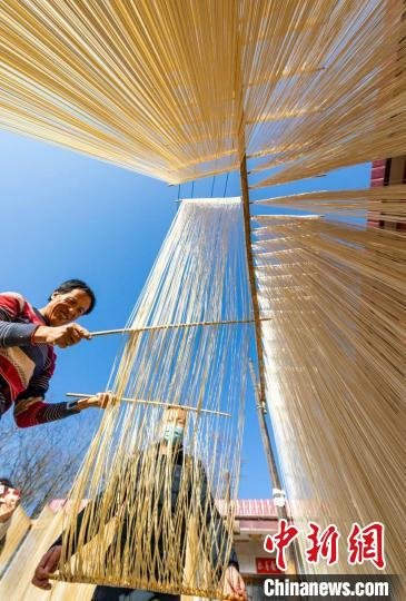 冬日里，甘肃陇南市成县纸坊镇纸坊村，村民忙着挂手工挂面。吴庭栋　摄