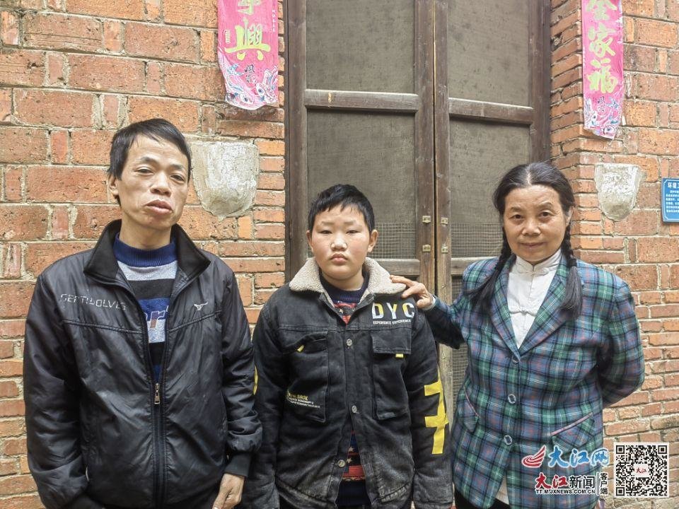 （罗淑兰与受助家庭）