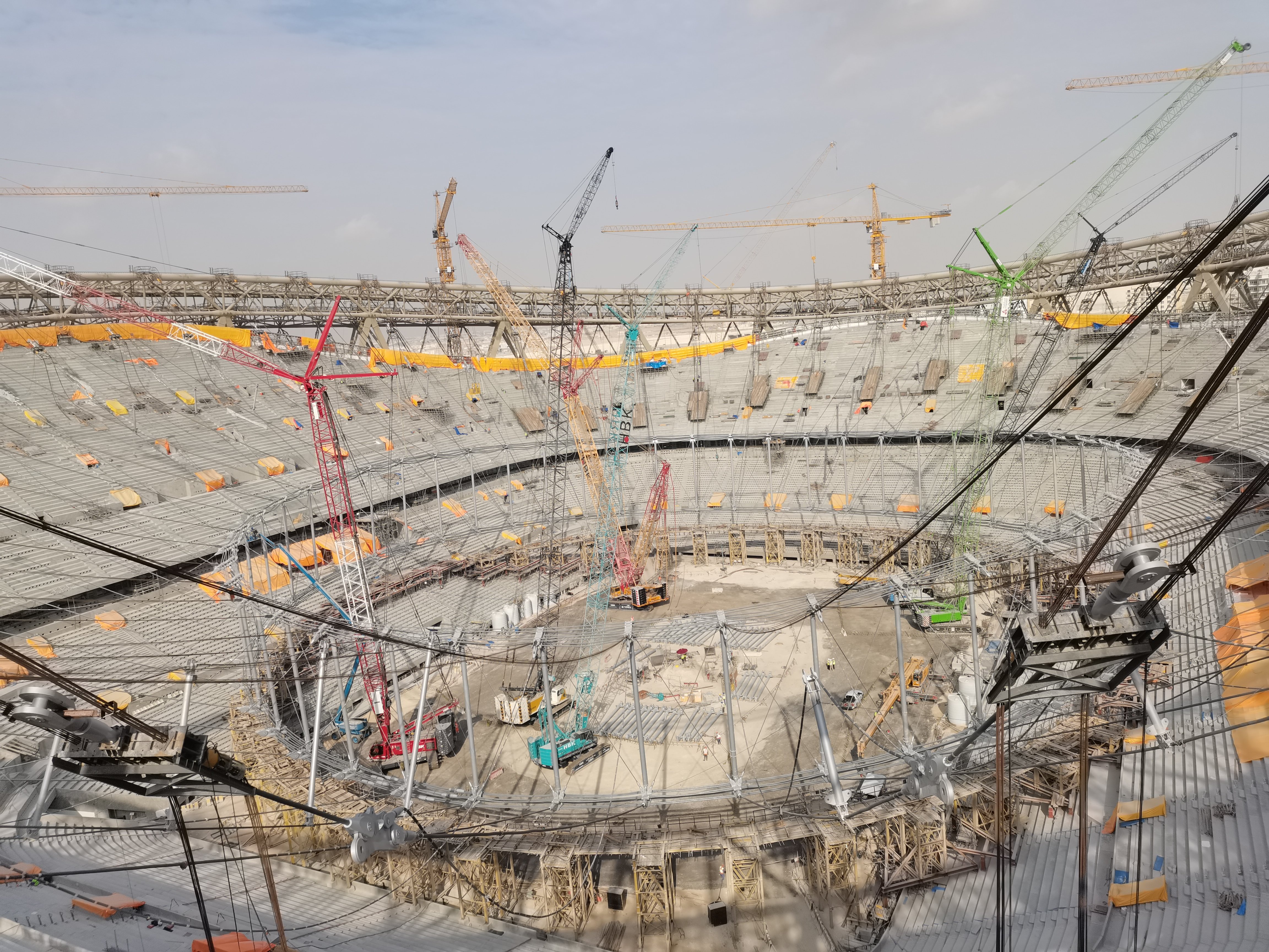 施工中的卢赛尔体育场，看台已经基本安装完成。受访者供图