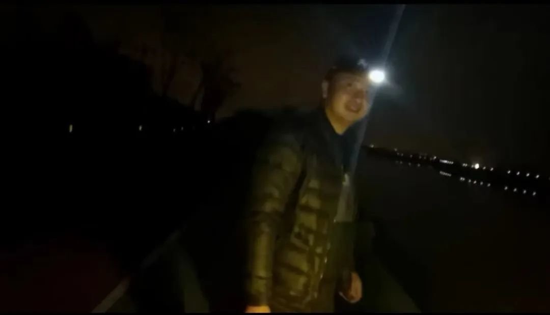 “钓鱼哥”刺骨河水中勇救落水女子,他是冬夜里的一束暖光!