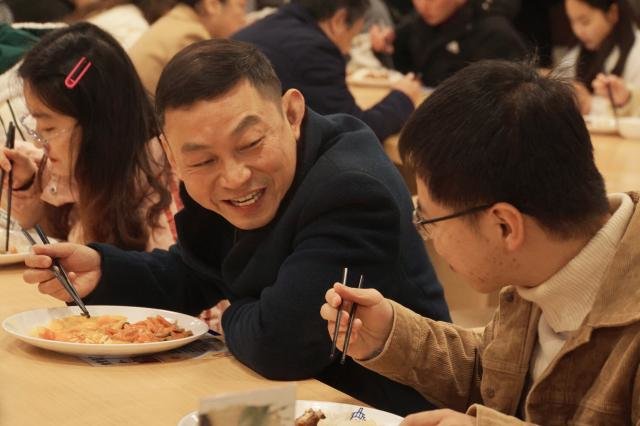 校党委副书记、校长陈运平与同学交流