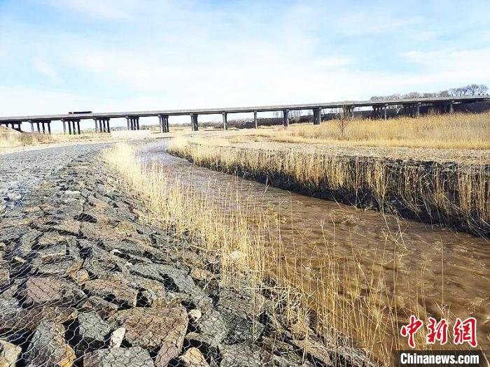 图为岱海生态应急补水工程冬季补水现场。 凉城县融媒体中心供图