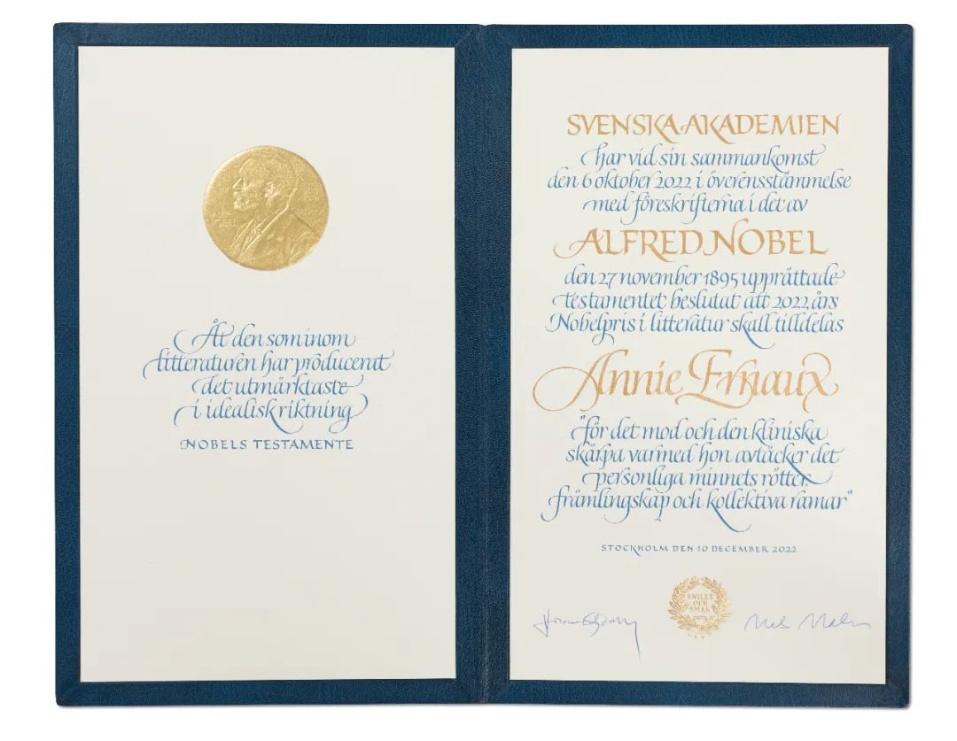 安妮·埃尔诺的诺贝尔奖证书。图片版权： © Nobel Prize Outreach；摄影：Clément Morin