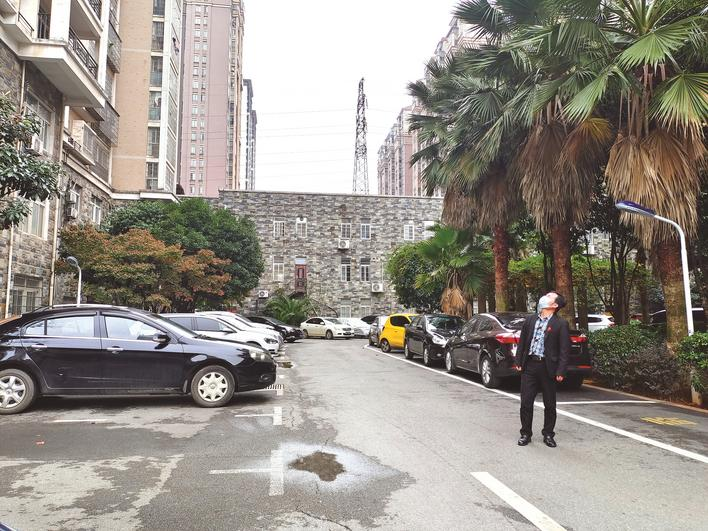 圣力华苑小区楼栋长柳浩在检查高空抛物情况。吴涛 摄