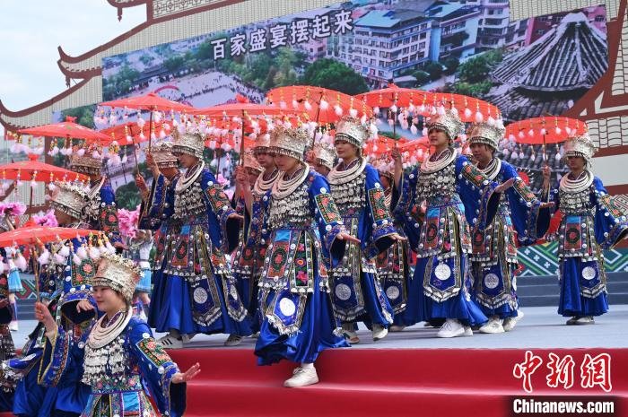 图为文艺表演现场。 杨志雄 摄