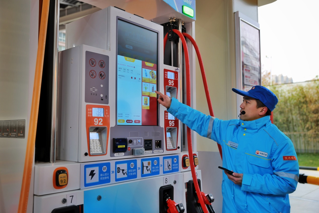 国内首款智能加油机器人在南宁投入试运行_南站