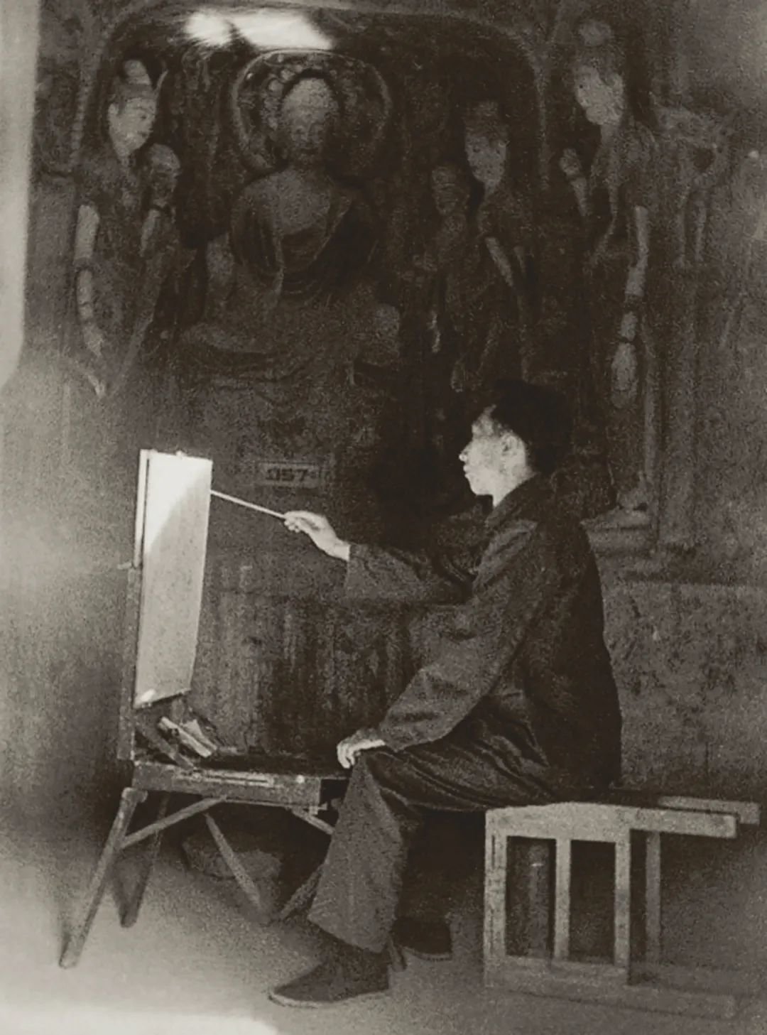 1978年，靳尚谊在敦煌莫高窟第五十七窟临摹壁画