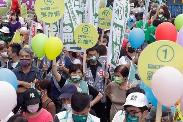 ▎2022年11月20日,台湾九合一选举,支持者在在台湾台北举行的竞选活动中举着候选人横幅。图源:RFA