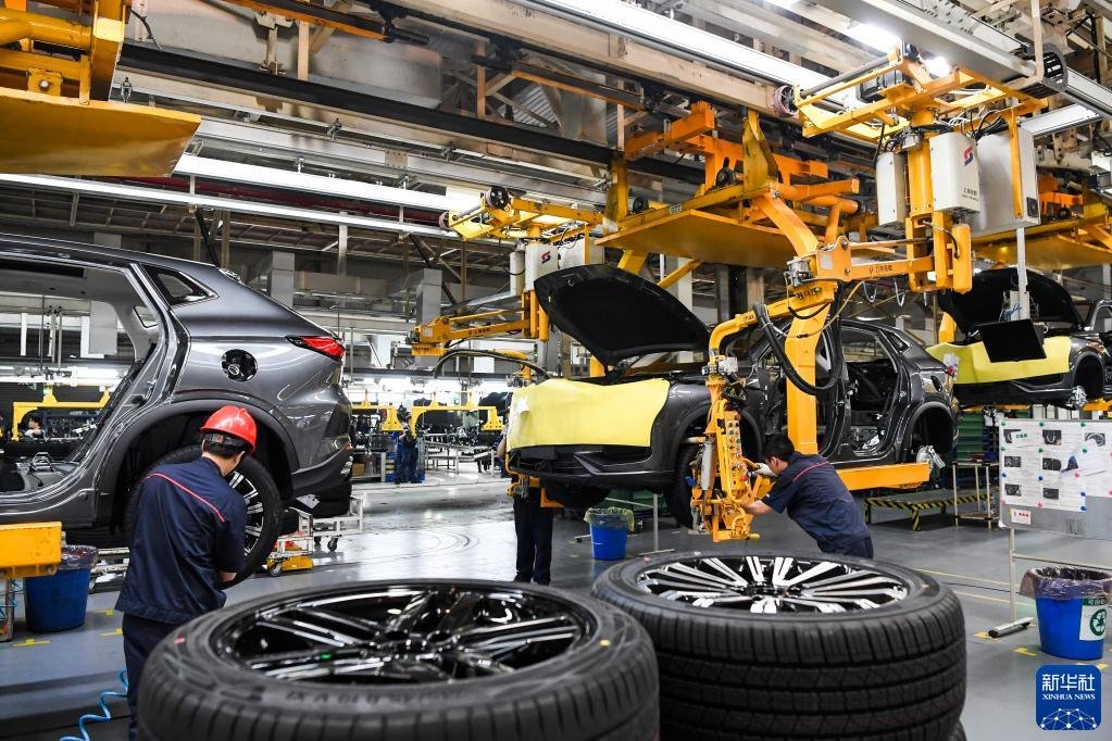 2022年6月16日，长安汽车重庆两江智能工厂工作人员在生产车间内作业。王全超 摄
