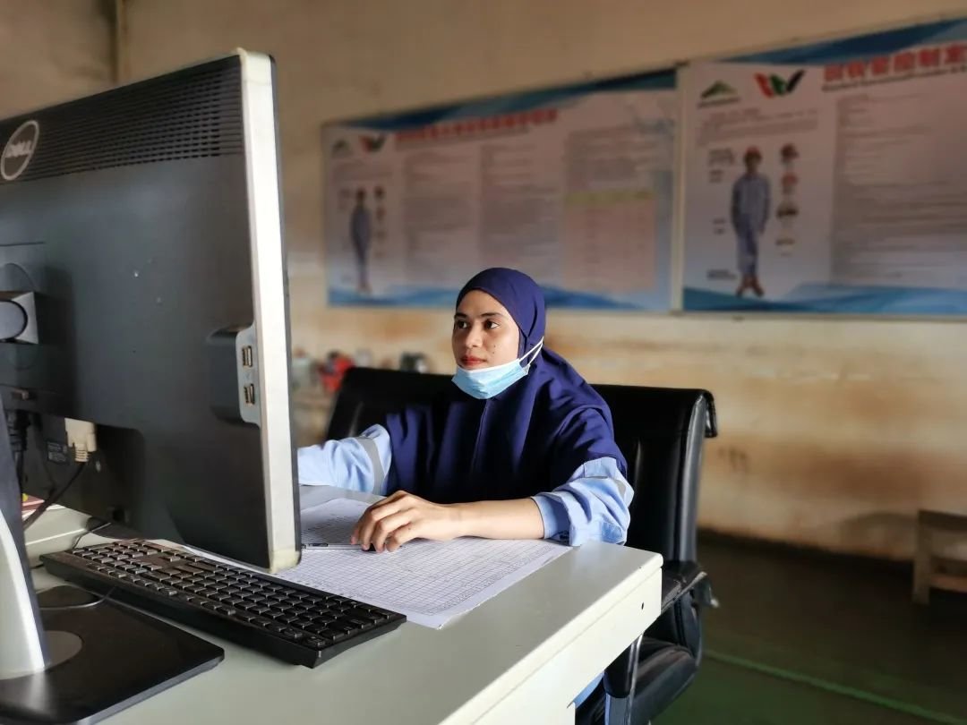 Wayati La Bungi观察控制参数、填写回转窑原始生产记录