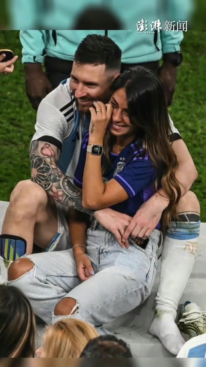 阿根廷队夺冠后，梅西和妻子相拥，安东内拉在梅西怀中抹泪