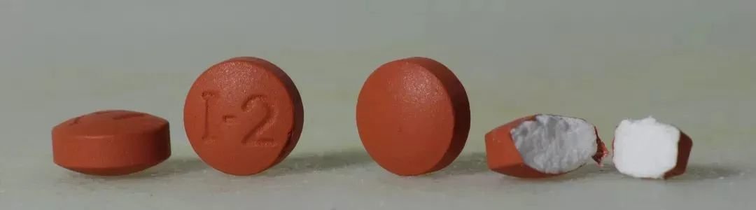 200mg剂量的布洛芬片 | Ragesoss / Wikimedia Commons