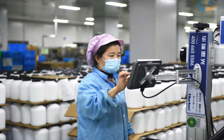 位于京南·固安高新区工业园的康比特体育科技有限公司是一家研发、生产、销售运动营养食品的高新技术企业,引入国际先进的全自动一体化食物棒流水生产线,致力于为专业运动员和健身人群提供安全有效的系列化运动营养食品和专业化技术服务。