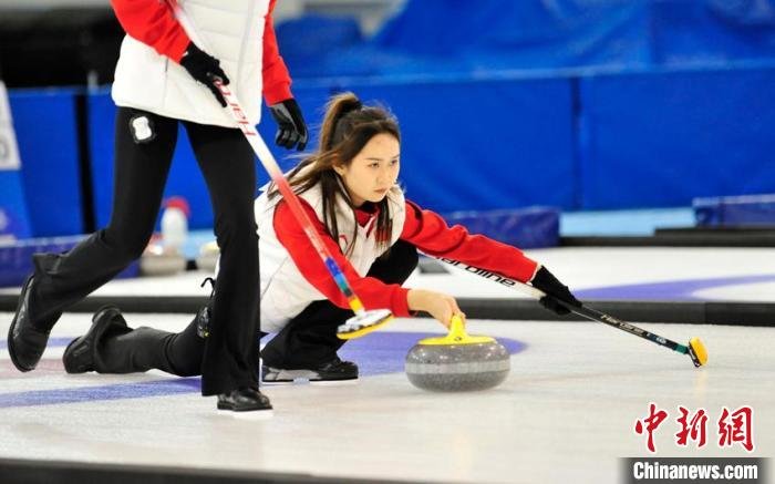 中國青少年運動員在進行女子冰壺比賽. 高龍安 攝