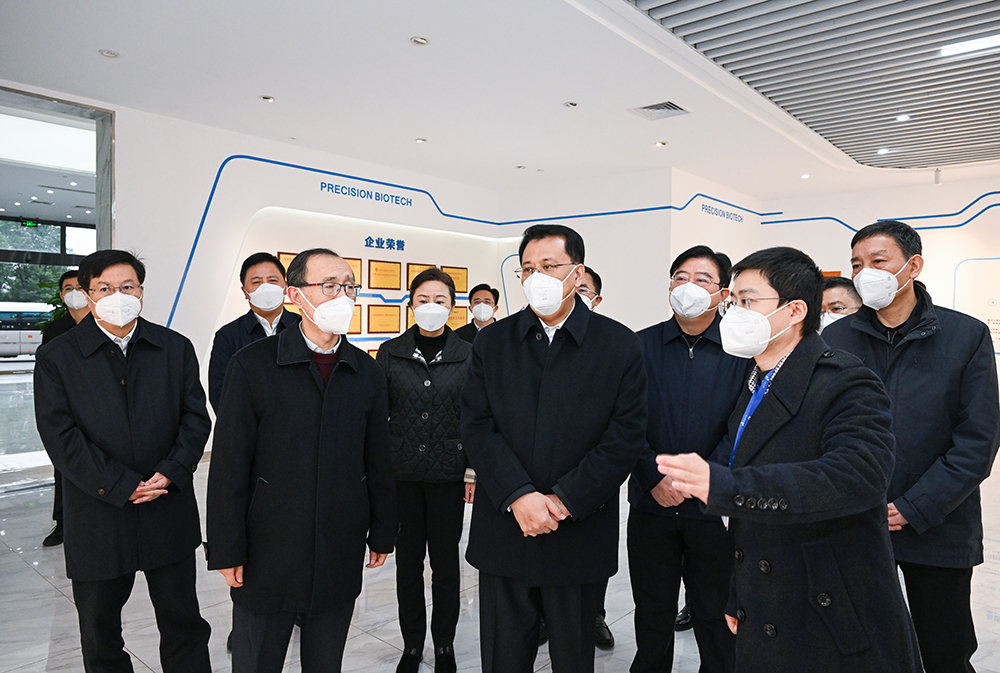 12月20日上午，在重庆精准生物技术有限公司，重庆市委书记袁家军了解企业创新发展情况。苏思 摄