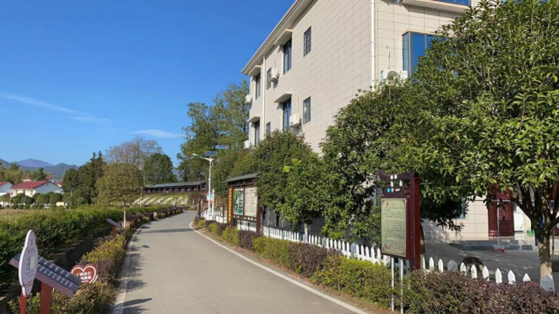 乡村美丽庭院里，文明乡风扑面来。市妇联供图