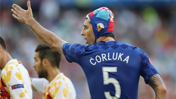 2016年乔尔卢卡在欧洲杯比赛受伤后戴上水球帽继续拼杀，为球迷提供了创意。