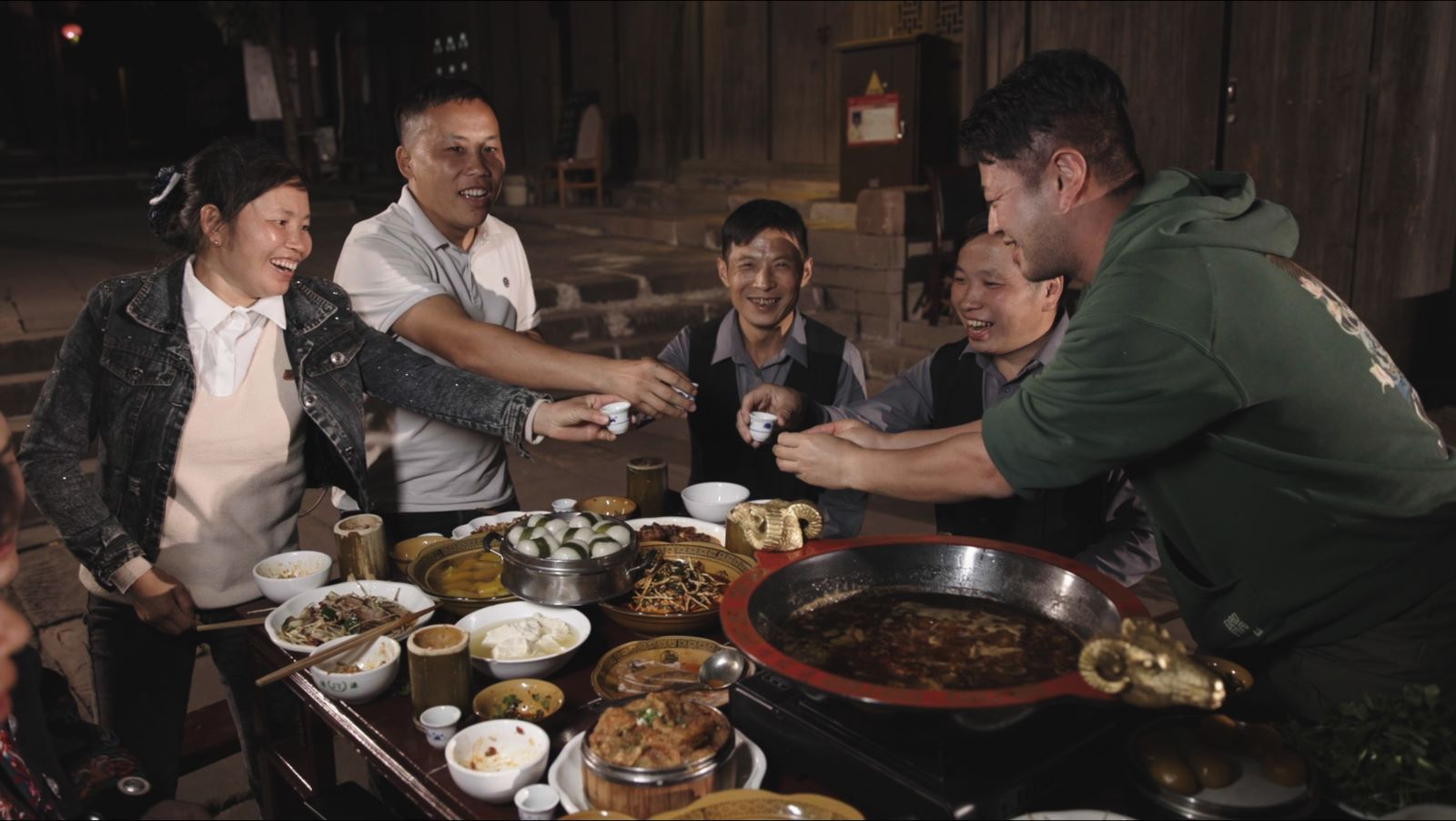 长桌宴上，大伙干杯