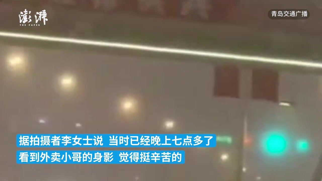 路滑难骑车，外卖小哥雪地里拉箱子步行前进