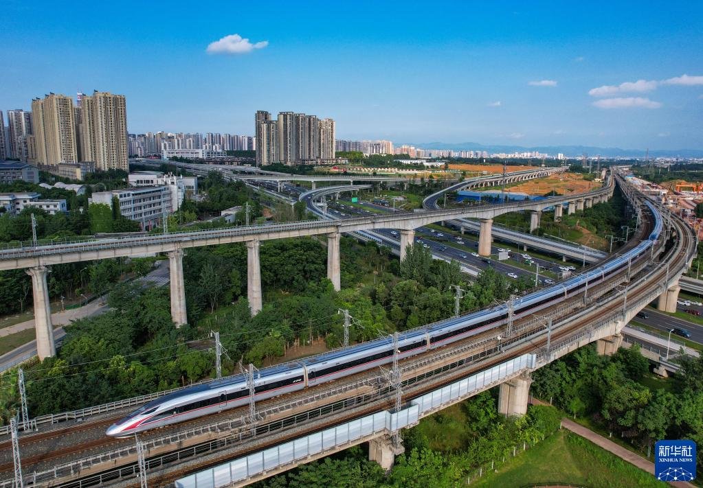 2022年6月24日，复兴号动车组行驶在成渝城际铁路上（无人机照片）。王曦 摄