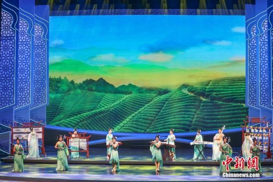 12月19日晚，第五届“阿拉伯艺术节”开幕式专场演出在江西省景德镇市精彩上演。本次演出通过舞蹈、声乐、器乐的演绎，让中阿双方丰富绚烂的艺术资源同台交流、碰撞、融合，中阿两国的艺术家同台携手舞动经典、欢歌未来，让古老的瓷都景德镇化身世界人民共享艺术之美的大舞台，并以此迎接第五届“阿拉伯艺术节”的盛大开幕。图为情境瓷乐与舞蹈《采茶迎客》节目。 刘力鑫 摄