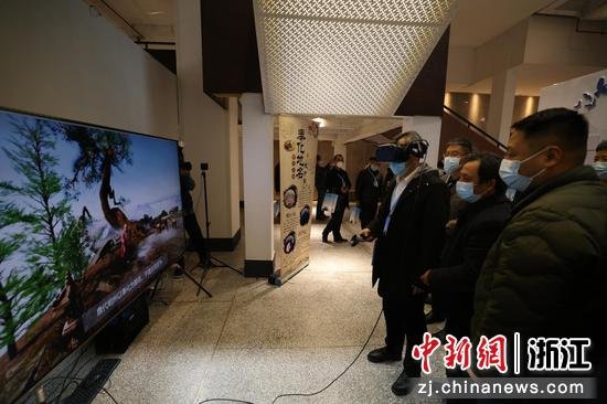 参观者沉浸式体验现场。 奉化新闻办供图