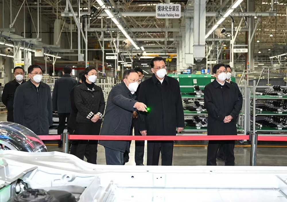 12月20日上午，在赛力斯凤凰智慧工厂，重庆市委书记袁家军了解企业发展成果。苏思 摄