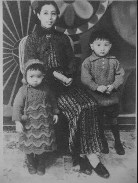 西西（左）和母亲、哥哥（四十年代摄于上海）