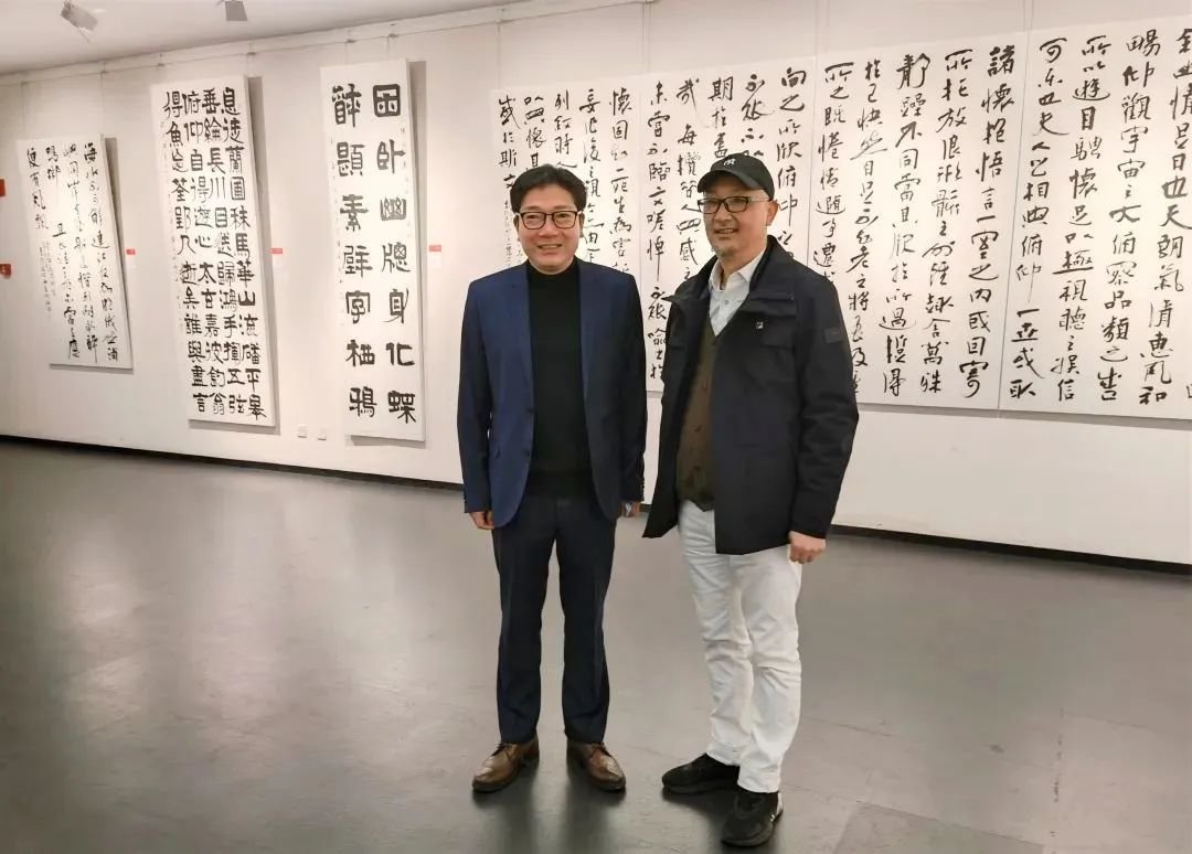 ▲何来胜（右）与何涤非（左）