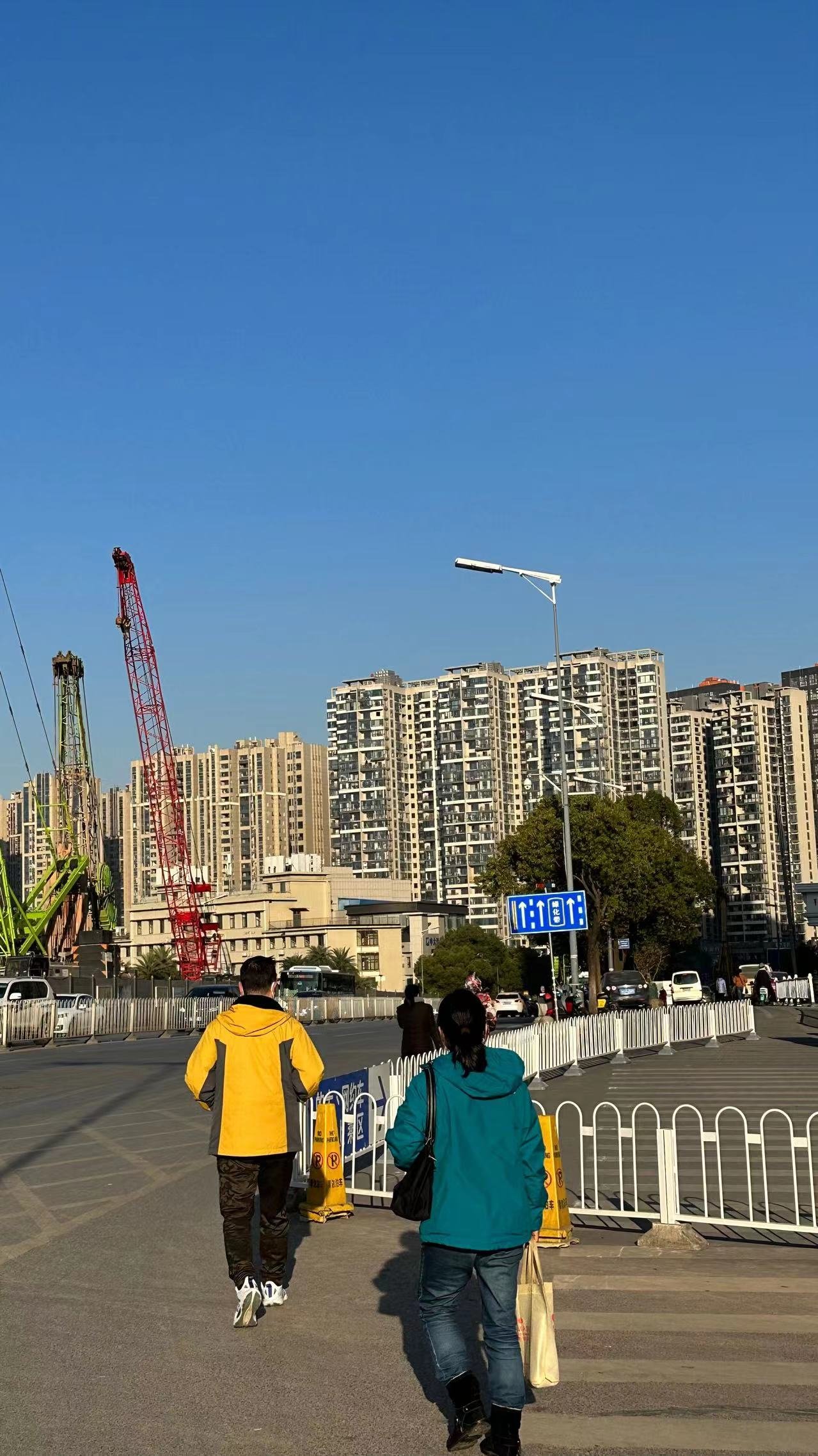 △12月19日早，出行的市民朋友戴上口罩，全副武装。图/网友九九九日