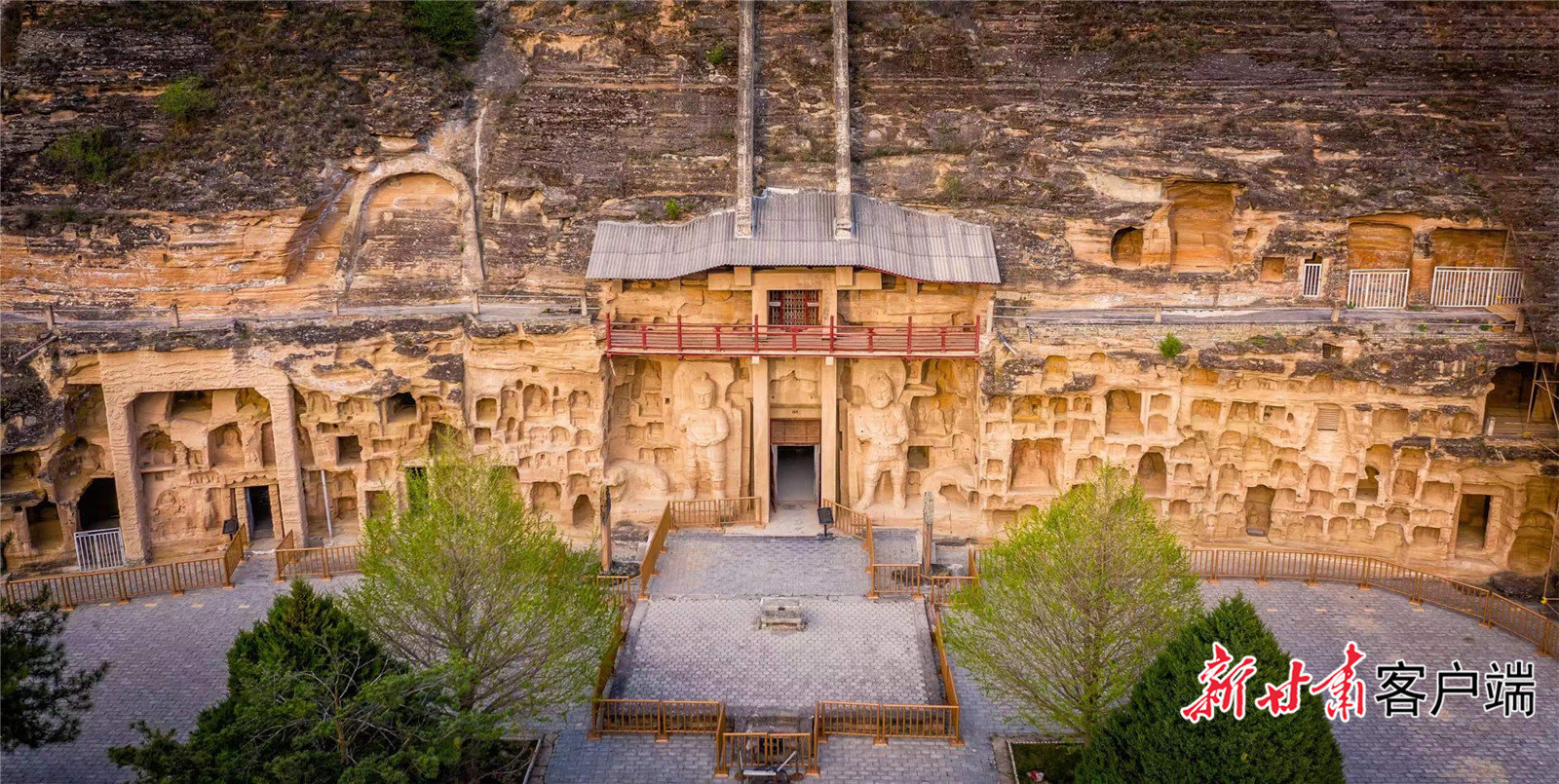 北石窟寺全景（资料照片，由甘肃北石窟寺文物保护研究所供图）