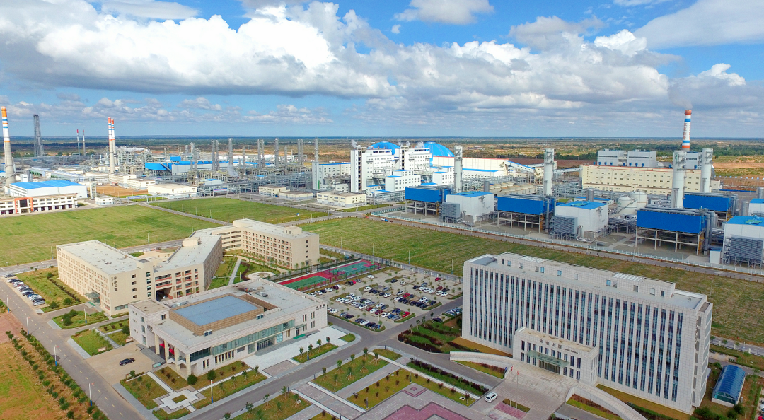 ▲位于陕西省榆林市的山东能源全国首套百万吨级煤间接液化示范项目