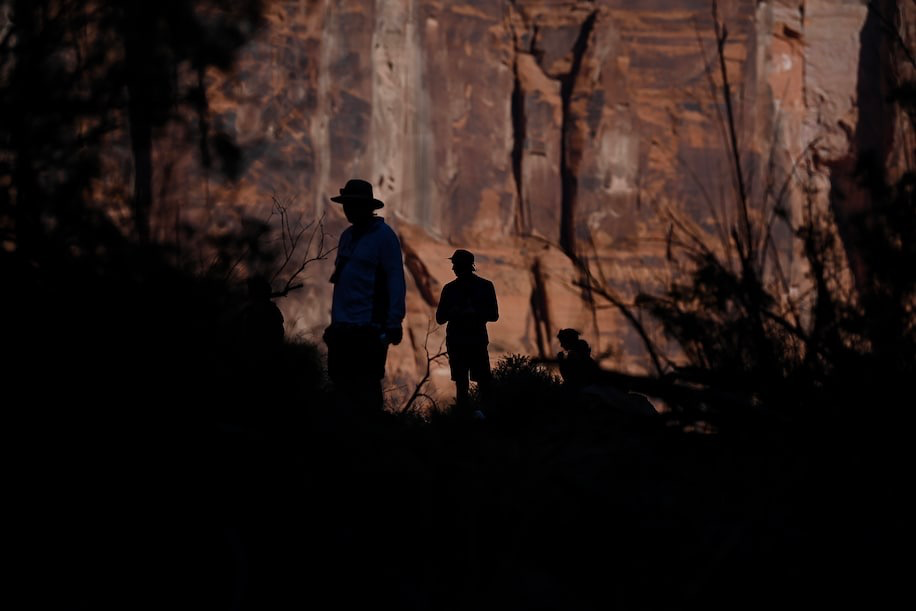 人在河峡谷壁的剪影 © Joshua Lott