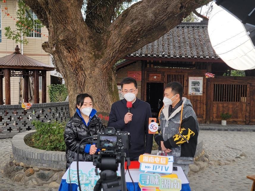 (洪江市高长久副市长作为直播推荐官介绍家乡美食）
