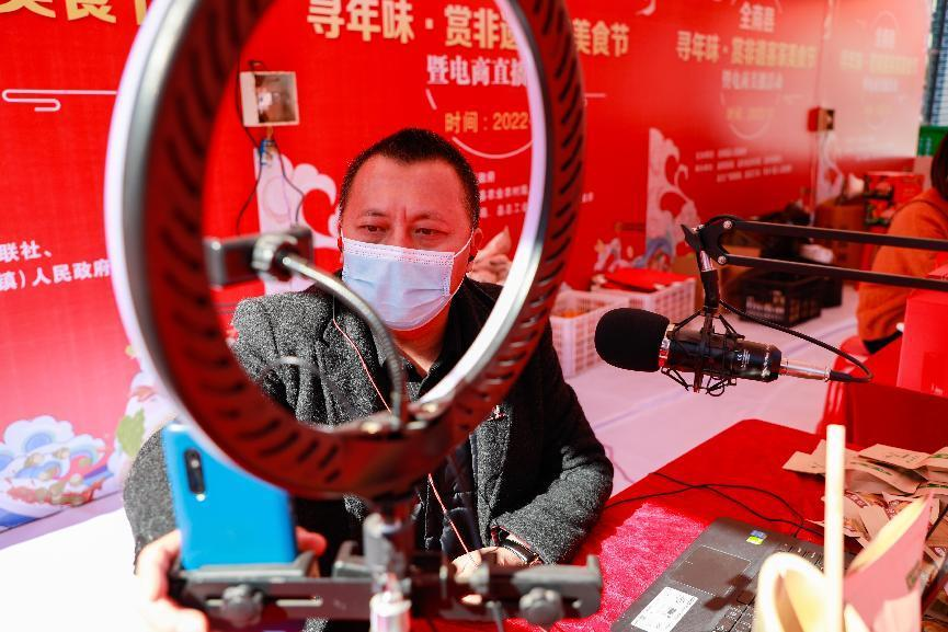 美食街的主播们直播带货