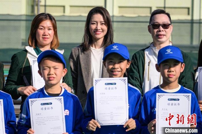 李娜与球童和志愿者合影 主办方供图