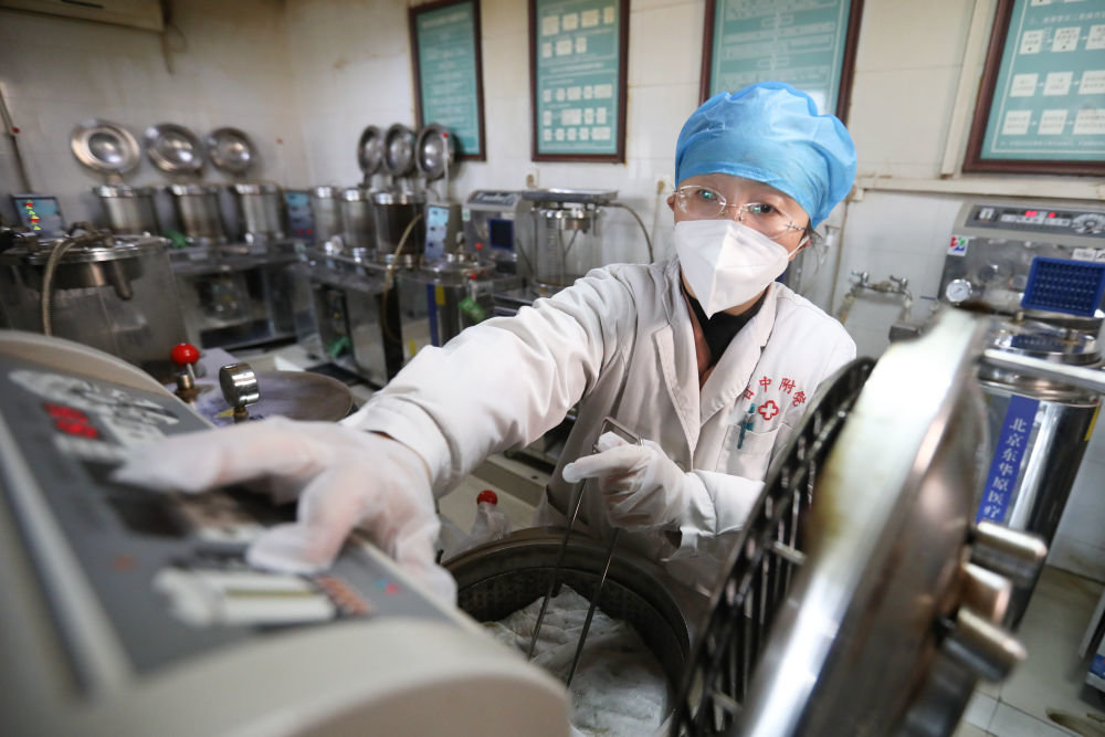 12月23日，甘肃中医药大学附属医院医务人员在煎药室熬制中药。新华社记者 马希平 摄