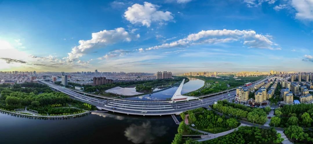 从上到下：一桥飞架南北 何冬娜摄，雪国列车 孙显智摄，长春火车站 陆兵摄，轻轨桥的清晨 陶爱东摄