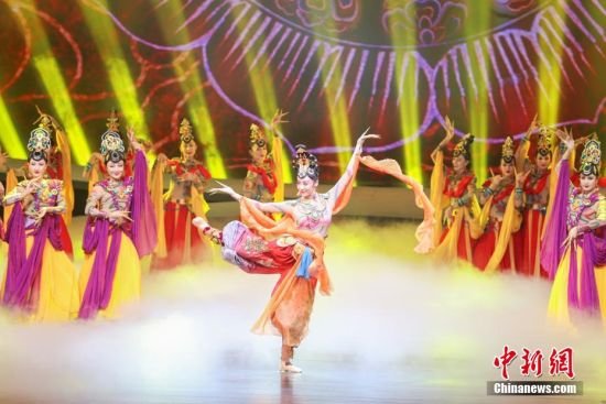 12月19日晚，第五届“阿拉伯艺术节”开幕式专场演出在江西省景德镇市精彩上演。本次演出通过舞蹈、声乐、器乐的演绎，让中阿双方丰富绚烂的艺术资源同台交流、碰撞、融合，中阿两国的艺术家同台携手舞动经典、欢歌未来，让古老的瓷都景德镇化身世界人民共享艺术之美的大舞台，并以此迎接第五届“阿拉伯艺术节”的盛大开幕。图为敦煌舞蹈《飞天彩虹》节目。 刘力鑫 摄