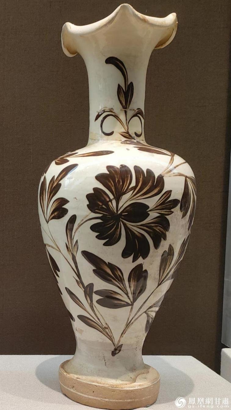灵台县博物馆所藏宋代定窑折枝牡丹纹花口瓶 马斌 摄
