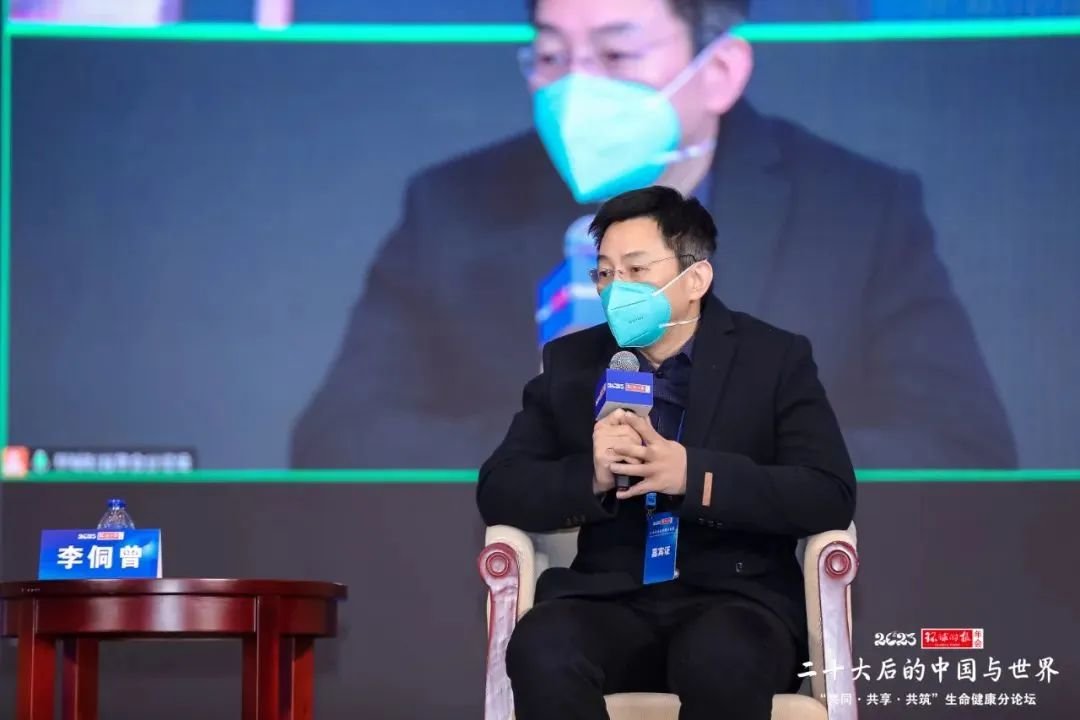 ▎图/北京佑安医院呼吸与感染疾病科主任医师李侗曾表示,疫情政策开始调整之后,医疗系统受到的冲击较大,医院里发生了严重的群体感染。但是现在医疗挤兑主要体现在发热门诊、急诊。一些镇痛药、感冒药,本来在药店能够购买。但因为药店临时的一些供货紧张,只能到发热门诊、急诊去看病,这些地方也成了“重灾区”,很多工作人员被感染。下一步“医疗挤兑”可能出现在床位使用上。
