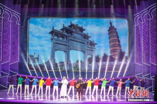 12月19日晚，第五届“阿拉伯艺术节”开幕式专场演出在江西省景德镇市精彩上演。本次演出通过舞蹈、声乐、器乐的演绎，让中阿双方丰富绚烂的艺术资源同台交流、碰撞、融合，中阿两国的艺术家同台携手舞动经典、欢歌未来，让古老的瓷都景德镇化身世界人民共享艺术之美的大舞台，并以此迎接第五届“阿拉伯艺术节”的盛大开幕。图为歌曲《一起向未来》节目。 刘力鑫 摄